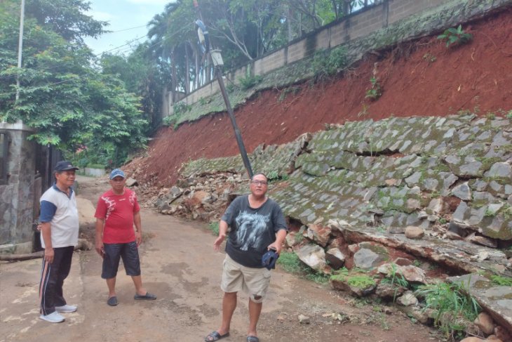 Warga Griya Lembah Depok kecewa, sebulan longsor belum juga diperbaiki