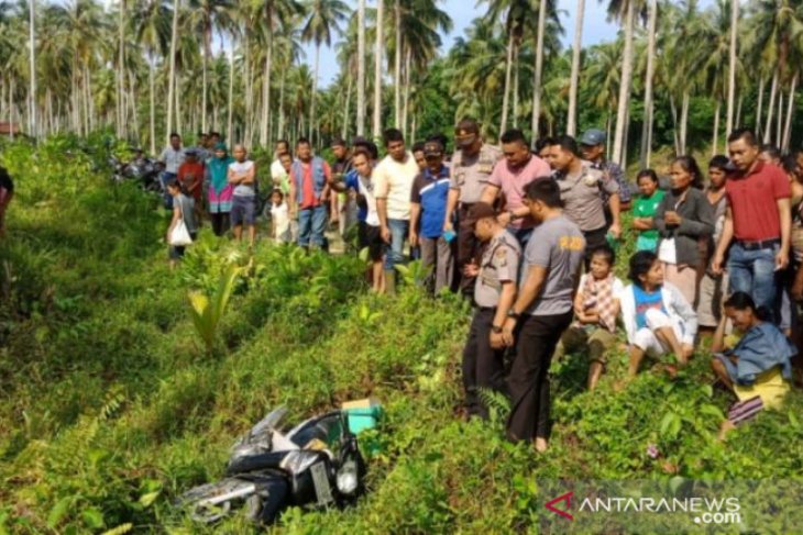 Warga temukan mayat tertimpa sepeda motor di Nias Utara