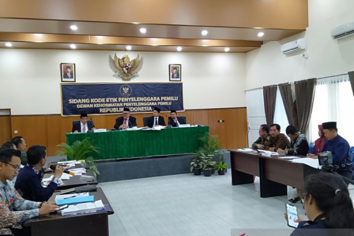 DKPP lakukan sidang kode etik jajaran komisioner KPU Tanah Bumbu ...