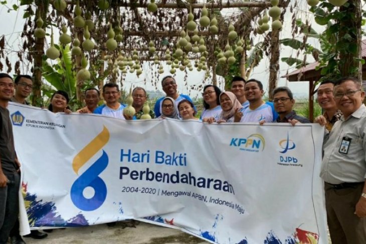 Dukung Desa Wisata Jabu Sihol, Kepala KPPN Pematangsiantar tanam pohon