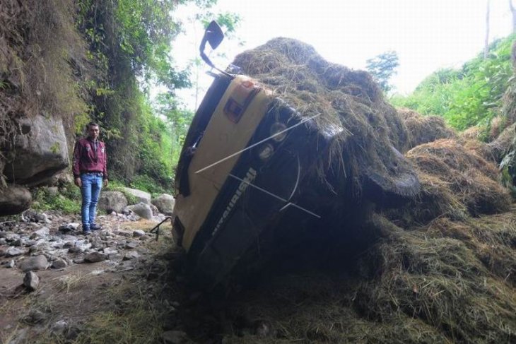 Kecelakaan truk masuk jurang