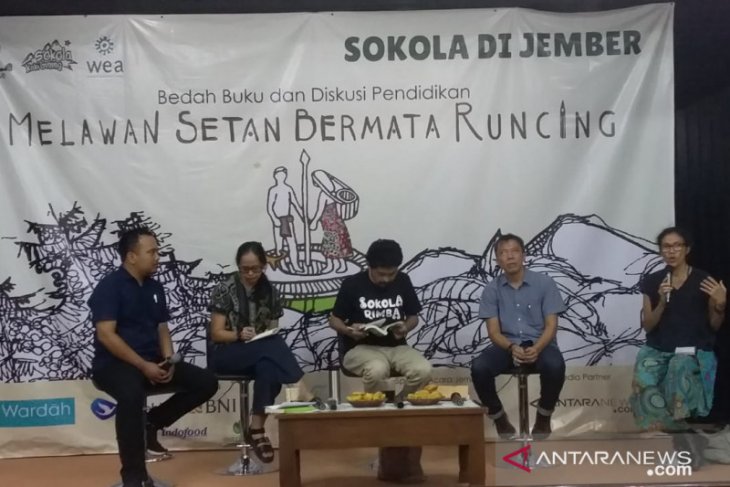 Di Jember, Buku