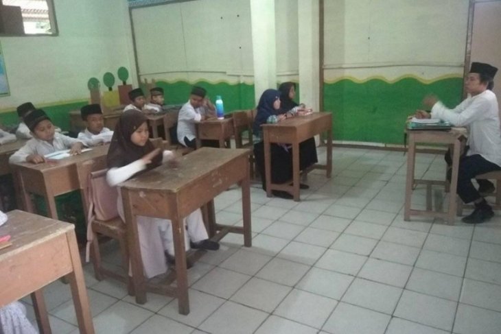 Gaji Guru Madrasah Diniyah di Lebak Rp200 ribu per bulan