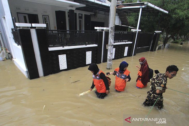 Banjir akibat tanggul jebol 