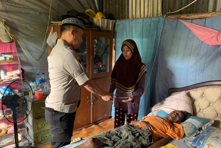 Polisi Bangka Barat bantu penderita penurunan sistem imun