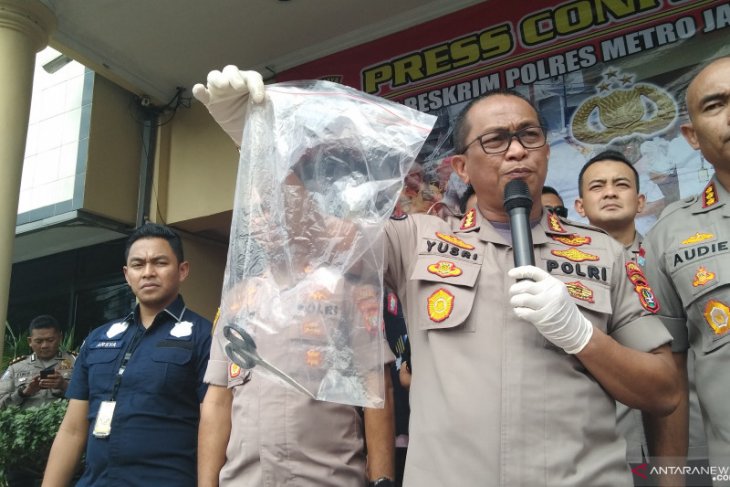 Tusuk ibu kandung tiga kali dengan gunting, seorang remaja menjerit saat diamankan