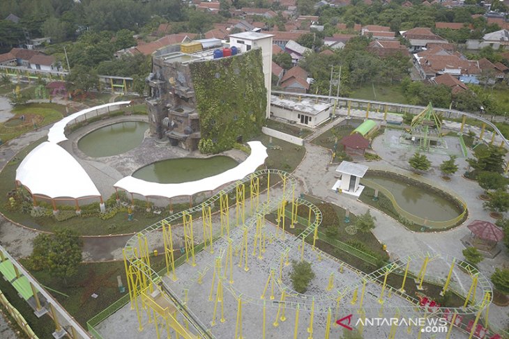 Pembangunan wisata air terjun buatan 