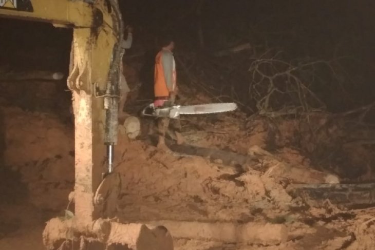 BPBD Dharmasraya bersihkan material longsor