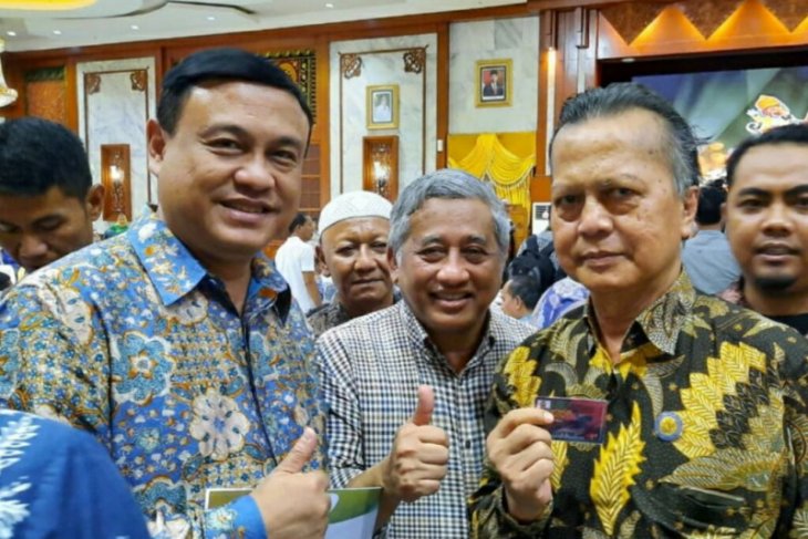 Asesor UKW Aat Surya Safaat terima Press Card No. 1