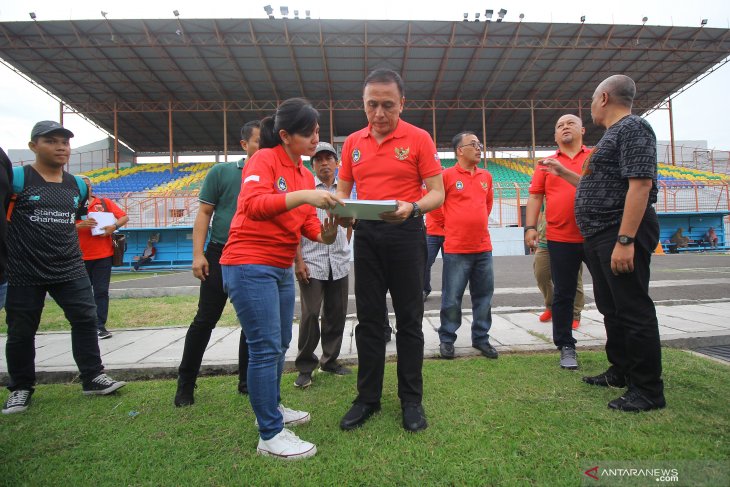Ketua PSSI inspeksi stadion di Surabaya