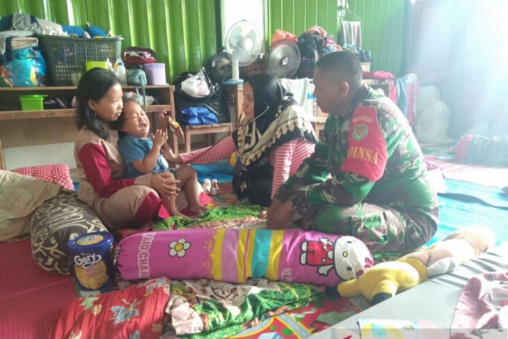 Bidan desa dan Babinsa Cikande pantau kesehatan korban banjir Kibin
