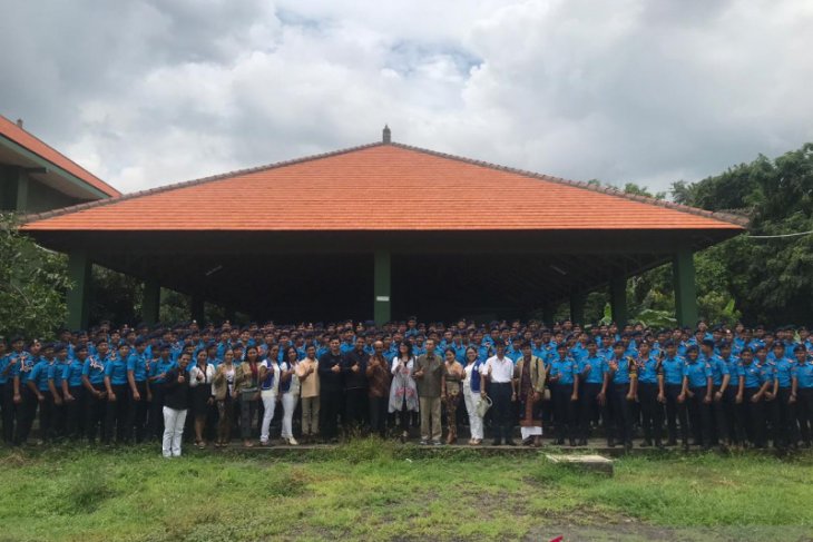 Anggota DPD tanamkan empat pilar pada siswa SMA Taruna Mandara