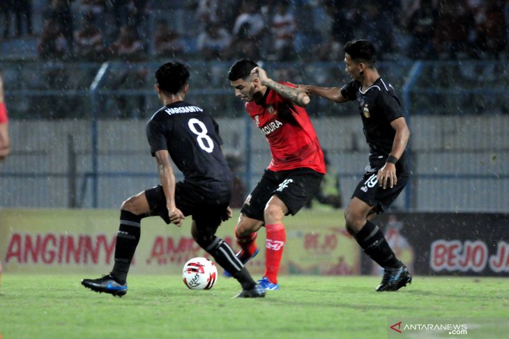 Madura United lawan Bhayangkara FC