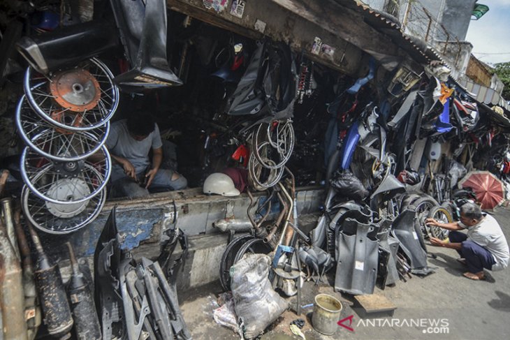 Penjual onderdil di pasar loak 