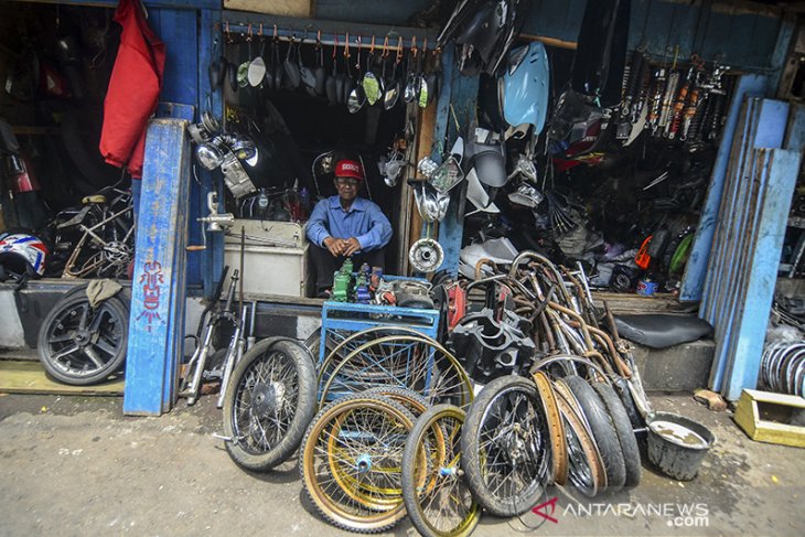 Penjual onderdil di pasar loak 
