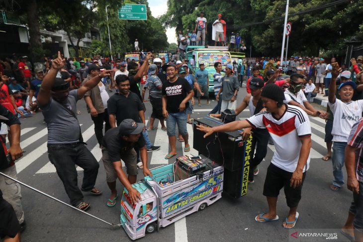 Solidaritas sopir truk penambang pasir