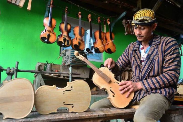 Produksi alat musik biola