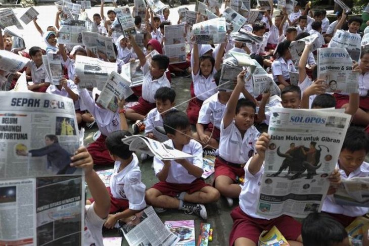Aksi membaca koran bersama