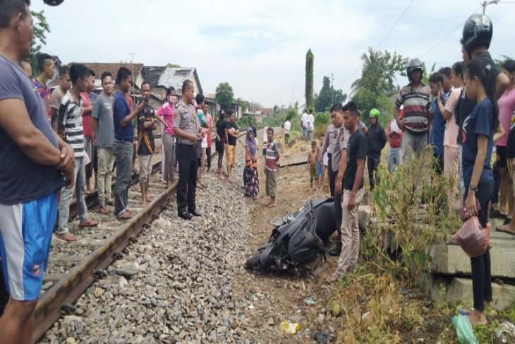 Terobos perlintasan, Yosef dan Heri nyaris tewas diseret kereta api