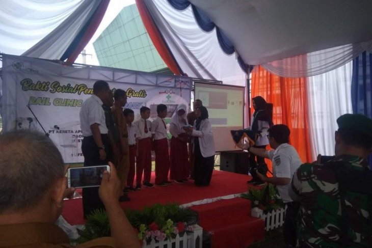 Siswa SDN Maja Lebak senang terima bantuan kacamatan minus