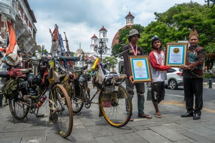 Rekor untuk pesepeda tunadaksa dan tunarungu