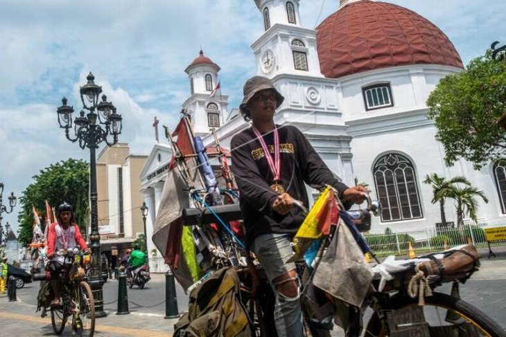 Rekor untuk pesepeda tunadaksa dan tunarungu