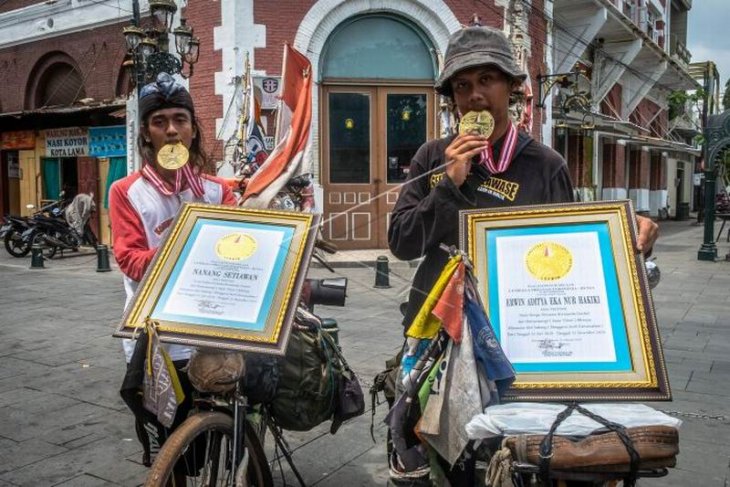 Rekor untuk pesepeda tunadaksa dan tunarungu