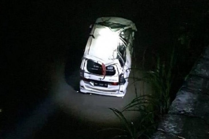 Mobil terjebur ke sungai di Blitar, satu meninggal
