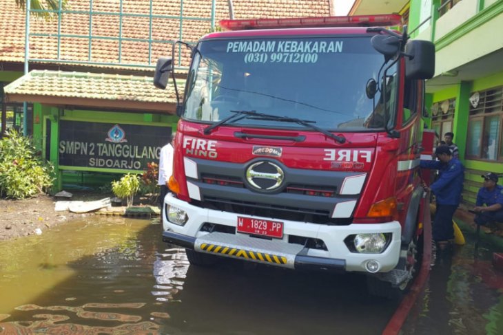 Mobil pemadam kebakaran dikerahkan sedot banjir di Desa Banjarasri Sidoarjo