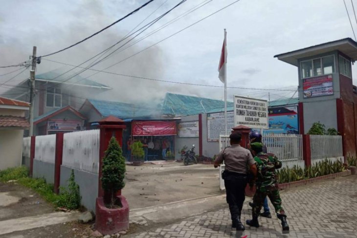 TNI bantu redam kericuhan di Rutan Kabanjahe Sumut