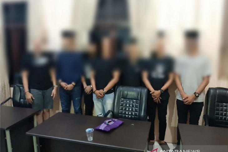 7 oknum polisi bersama 5 wanita diamankan dari tempat hiburan malam