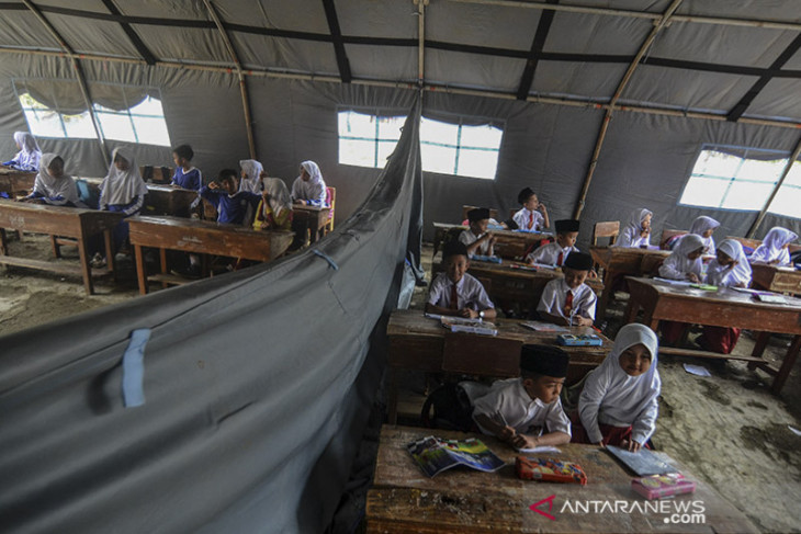 Siswa SD belajar di tenda darurat