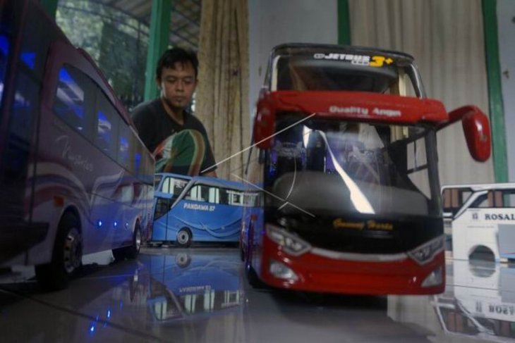 Perajin miniatur bus