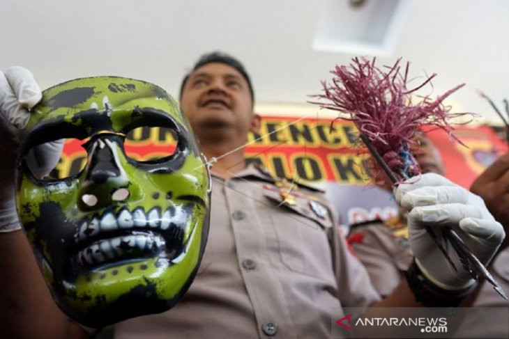 Foto - Kapolres Gorontalo Kota tunjukkan bukti panah wayer