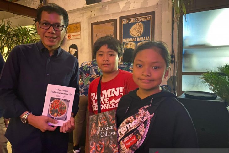 Dies Natalis UI, Dosen dan mahasiswa Vokasi UI beri hadiah 70 buku