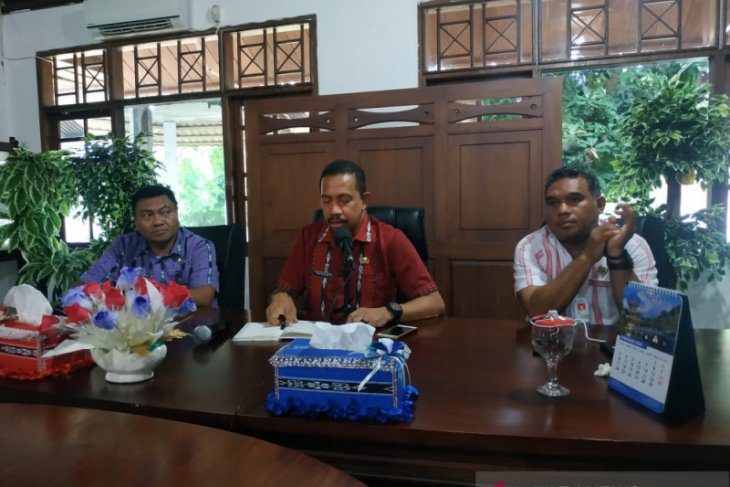 Staf Labkes Dinkes Maluku kawal spesimen warga Tanimbar Selatan