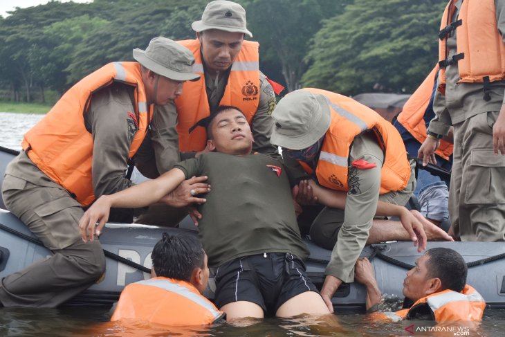 Latihan kemampuan SAR Brimob Jatim