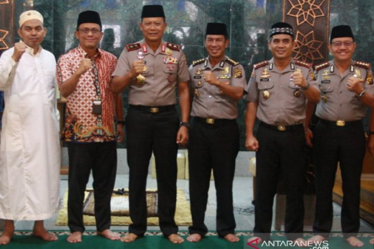 Polda minta warga Sumsel tinggalkan kebiasaan bawa senjata tajam