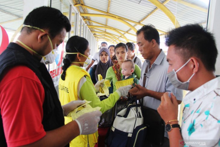 Pelindo III bersih-bersih Gapura Surya antisipasi penyebaran corona