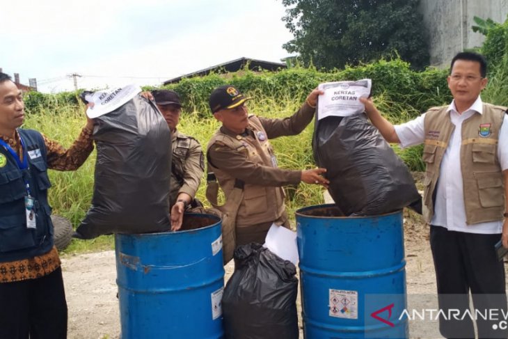 Pemkab Tangerang menghancurkan berkas coretan peserta ujian CPNS