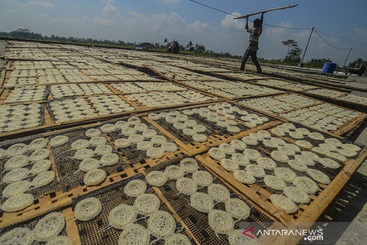 Produksi kerupuk terkendala cuaca 