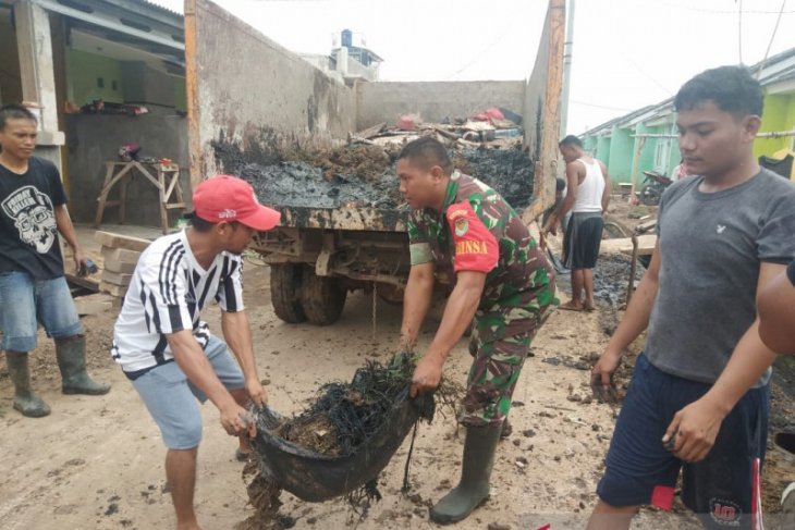 Prajurit TNI dan warga tangani sampah pascabanjir di Serang