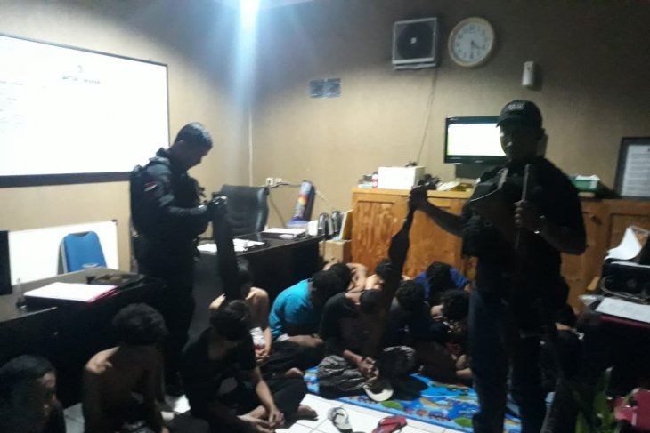 Puluhan pemuda anggota gangster diciduk polisi