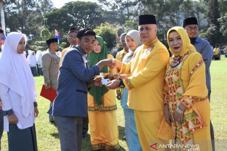 Pemkab Aceh Tengah serahkan 925 e-KTP untuk pelajar