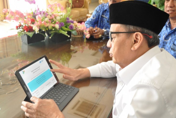 Gubernur Wahidin dan Wagub Andika isi sensus secara online