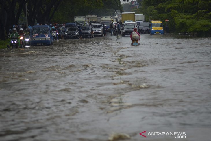 Jalan Soekarno-Hatta tergenang 