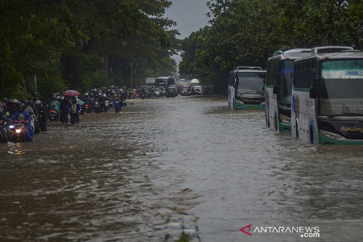 Jalan Soekarno-Hatta tergenang 