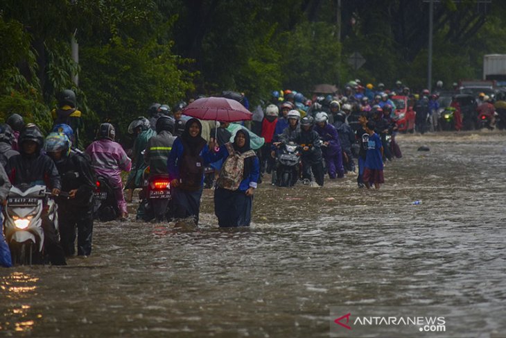 Jalan Soekarno-Hatta tergenang 