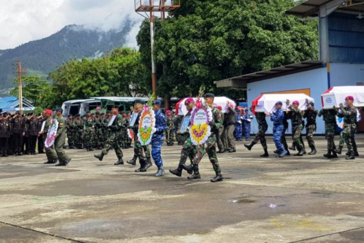 Jenazah korban kecelakaan heli di Papua dilepas secara militer