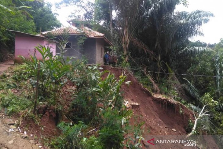 Bencana tanah longsor mengakibatkan seorang warga meninggal dunia